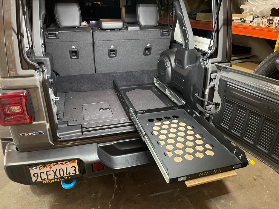 GOOSE GEAR JEEP WRANGLER 2021-PRESENT 4XE 4 DOOR - REAR PLATE SYSTEM WITH A FACTORY SUBWOOFER